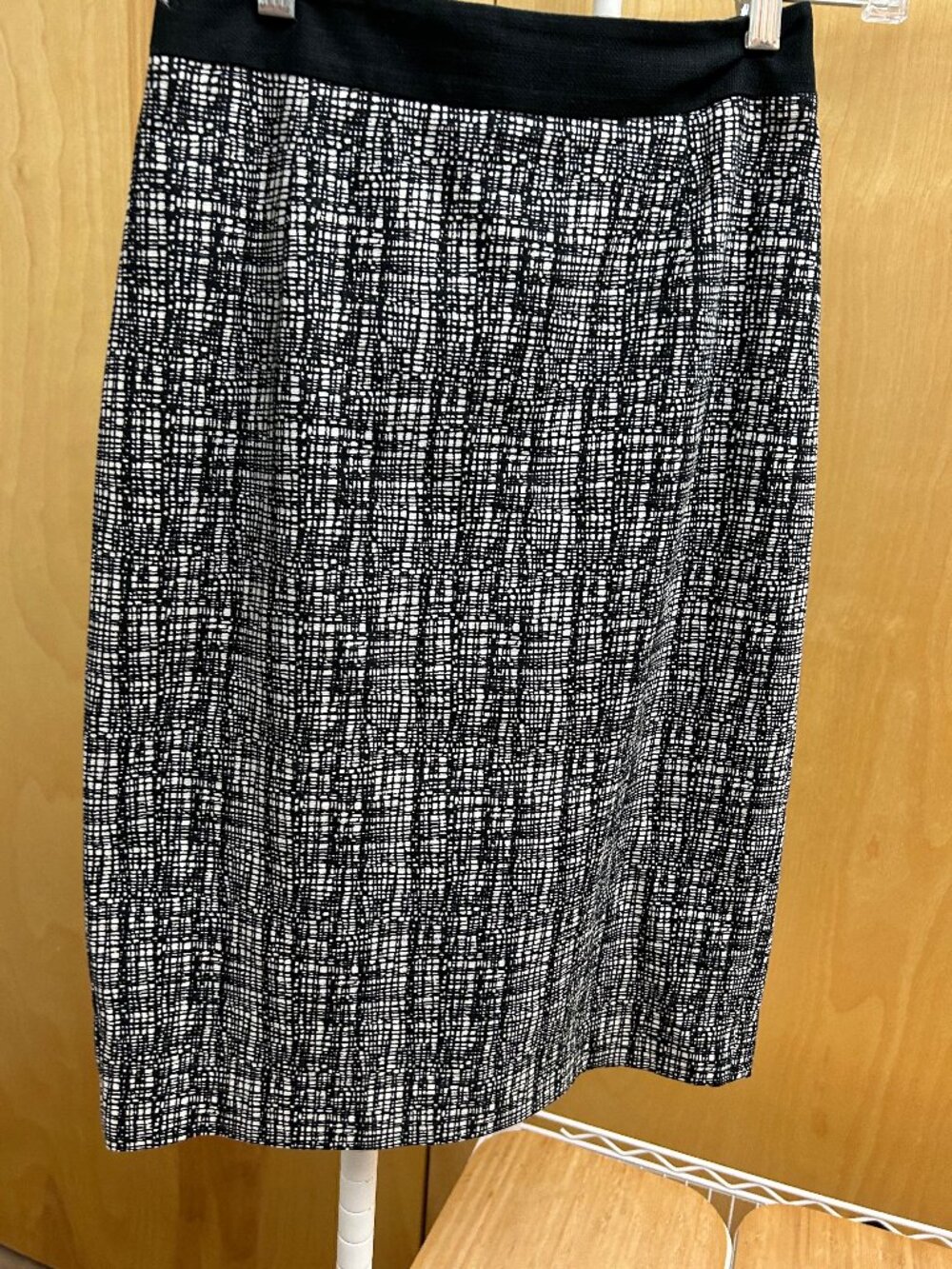 Black and white pencil skirt size 6